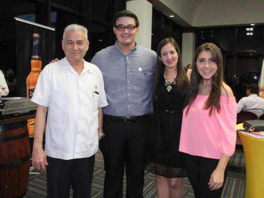 Jorge Bueso y Napoleón Larach reciben galardón