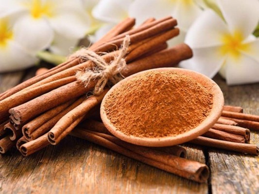 Canela.<br/>La canela es una de las especias medicinales más valoradas actualmente ya que es mucho más que un delicioso condimento; contiene compuestos aromáticos que le confieren un gran potencial medicinal. Uno de sus efectos muy positivos es el de reducir los altos niveles de glucosa en la sangre y mejorar la sensibilidad a la insulina.<br/>