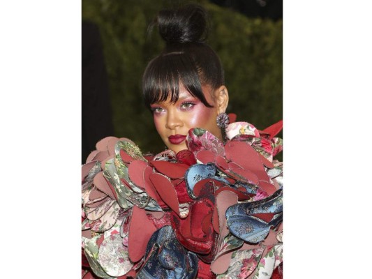 Rihanna<br/>'En la escuela siempre fui molestada por mi color de piel. En la adolescencia se reían porque mi pecho se desarrolló antes que el de otras chicas. Ahora agradezco a esos chicos, ya que gracias a ellos soy mucho más fuerte' –Rihanna