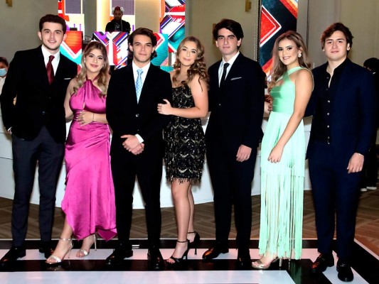Héctor Kattán, Annabella Hawit, Lorenzo Morales, Clarisse Hawit, Christian Hawit, Daniela Rodezno y Diego Carrion.