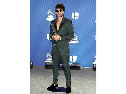 ¡No siempre funciona! Prince Royce olvidó la camisa y las medias, lo que definitivamente le restó al look. Además, el brillo de la tela era exagerado.