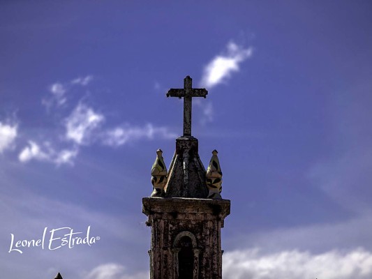 Torre de la iglesia Los Dolores, con un estilo barroco que es de gran valor e interés por su policromía