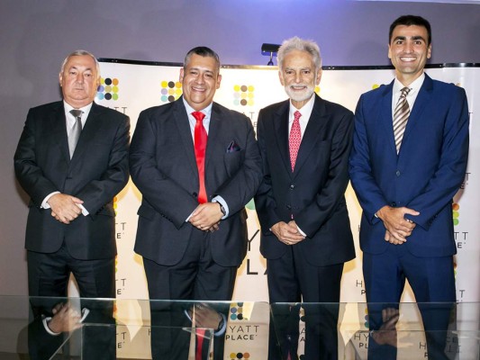 Jorge Londoño, presidente del Grupo GHL; Luís Garner, gerente Hotel Hyatt; Fernando Paíz, presidente de Latam Hotel Corporation y Luciano Julio, director regional de operaciones para Latinoamérica y el Caribe de Hyatt.Foto: Daniel Madrid