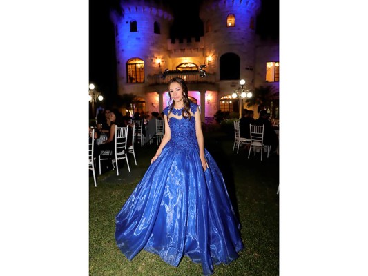 Muy emocionada Brianna Valentina quien lucio un delicado vestido estilo princesa color azul eléctrico, bordado en pedrería en la parte del top cayendo sobre la amplia falda de organza del diseñador hondureño Yoyo Barrientos./Fotos Héctor Hernández