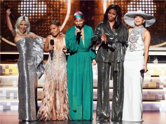 Alícia Keys abrió la ceremonia de los Grammys con un discurso de empoderamiento femenino y subió al escenario a Lady Gaga, Jada Pinkett Smith, Michelle Obama y Jennifer Lopez