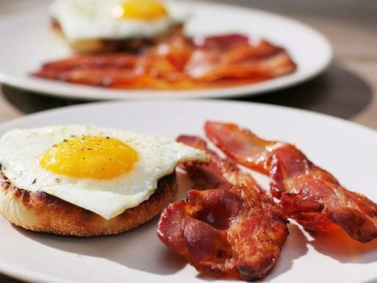 Comer tocino diario puede aumentar el riesgo de padecer cáncer colorrectal. Probablemente seas amante de un desayuno acompañado de unas deliciosas tiras de tocino, pero científicamente está comprobado que consumir una pieza de tocino por día aumenta un 20% el riesgo de padecer cáncer colorrectal.