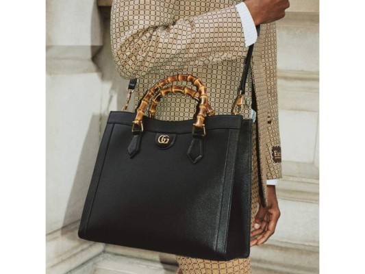 En la página de Gucci se puede encontrar toda la colección bajo el nombre de Gucci Diana y los precios van desde los 2,650 dólares.