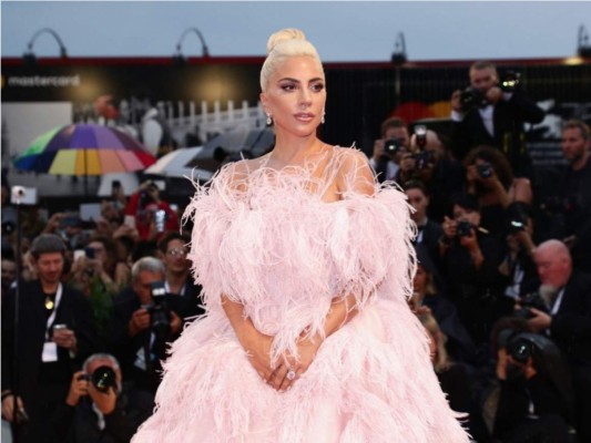 Lady Gaga: Esta grandiosa artista debutó en 2008 como cantante, sin embargo su carrera como actriz no había sido muy bien vista hasta este año que protagonizó la película ''A Star is Born'' de Bradley Cooper en la cual hizo una grandiosa interpretación la que ha hecho que esté nominada en varias premiaciones como mejor actriz.