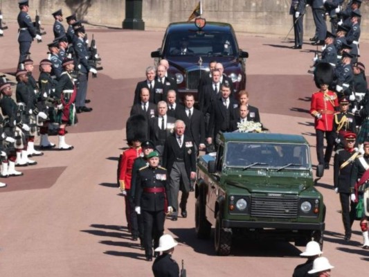 El ataúd lo desplazó un Land Rover verde.