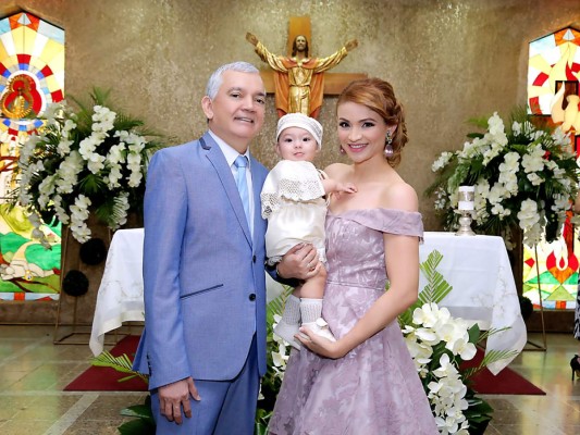 Isidro y Cinthia Rodríguez, con su hijo Isidro José, luego de recibir las aguas bautizmales. Foto: Alex Muñoz