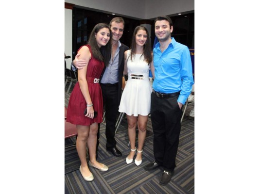 Jorge Bueso y Napoleón Larach reciben galardón