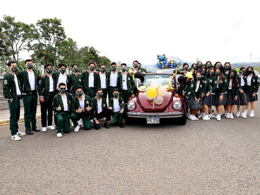 Una mañana divertida y llena de sorpresas disfrutaron los 75 Seniors de la Elvel School, quienes celebraron su primer día de clases con mucha alegría y entusiasmo. Emocionados y llenos de energía llegaron a bordo de sus automóviles decorados con globos, nombres y mensajes cargados de optimismo.