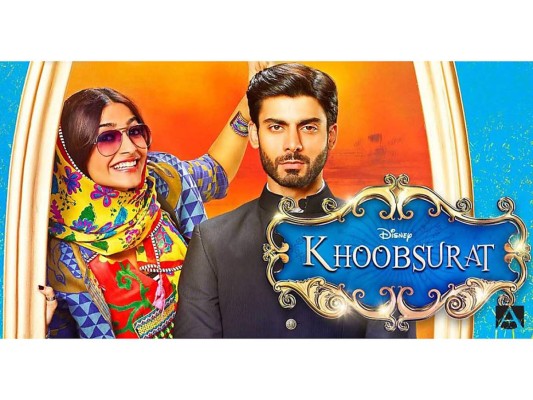 Khoobsurat<br/>Una fisioterapeuta irremediablemente romántica se enamora de un príncipe Rajput quien no solo es su opuesto, sino que también está comprometido con alguien más.<br/>