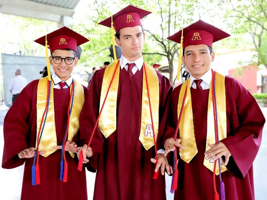 Entrega de títulos de Mayan School