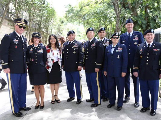 Fiesta de independencia en la Embajada Americana