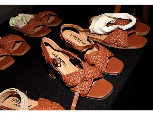 Sandalias de tacón midi y flat con detalles de cuero trenzado diseñadas por Lawin Paz