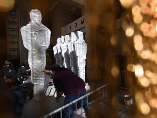 Personal da últimos ajustes a la decoración de los premios en la alfombra roja de los Oscars 2019.