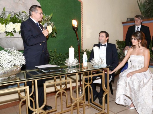 Los novios escucharon atentos al abogado Luis Velásquez al momento que les explicaba el papel importante del matrimonio civil.