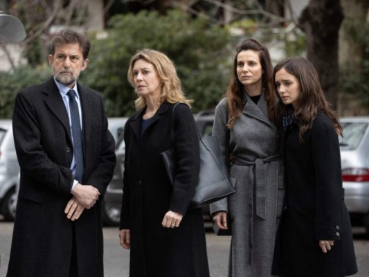 Tre Piani: Italia. Son tres historias simultáneas de una familia que vive en los mismos departamentos.