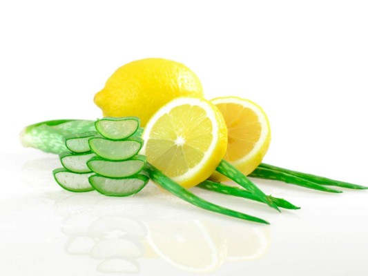 El aloe vera con zumo de limón se considera un potente anti estrías 100% natural. Haz una mezcla con estos dos productos, luego frótalos en la zona afectada y lo dejas secar, posteriormente retiras con agua helada.