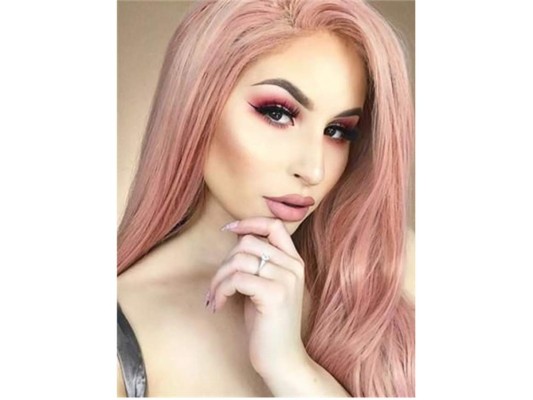Para llegar a un living coral pasarás por un proceso un tanto intenso en tu cabello, por eso la recomendación es buscar un experto en colorimetría, pues al estar dentro de tintes estilo fantasía requiere una adecuada técnica de aplicación