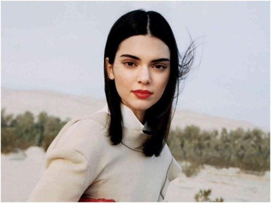 En definitiva Kendall sigue siendo la excepción de la familia Kardashian Jenner, aunque se sabe que entre los planes de Kylie está crear una línea de skincare personalizada para atender a personas con pieles propensas a acné, como su hermana, pieles grasosas, secas y congestionadas.