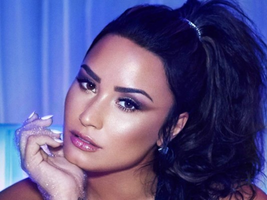 Demi Lovato. El caso más reciente es el de la cantante Lovato, que fue encontrada inconsciente en su casa de Hollywood Hills tras una llamada de emergencia y tuvo que ir a rehabilitación por varios meses