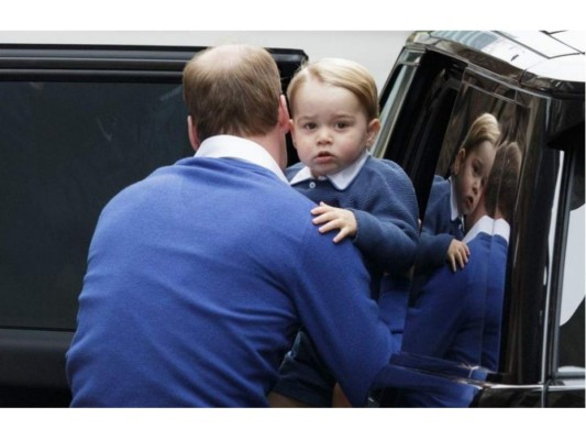 El Príncipe Guillermo llevó a su hijo, el Príncipe George, al hospital londinense de St. Mary a visitar a su hermana recién nacida y a su madre la Duquesa, esto ocurrió el dos mayo del 2015.