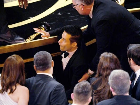 El momento en el que Rami Malek se cayó al bajar el escenario después de recibir su premio como Mejor Actor fue gracioso pero tuvieron que llamar a los paramédicos para que lo asistieran.