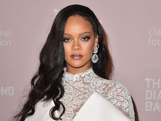 Rihanna demanda a su padre por usar su nombre y el de su marca