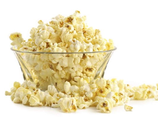 2 tazas de palomitas de maíz con 1 cucharadita de mantequilla (95 Calorías)