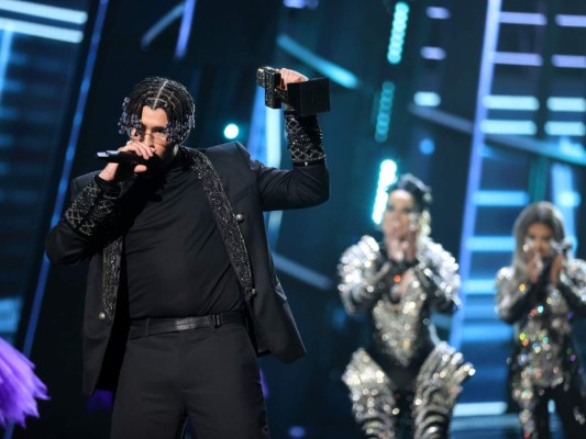 Asimismo, se llevó el premio a Mejor Artista Latino. 'Estoy muy orgulloso. Este premio se lo quiero dedicar a las mujeres del mundo entero, en especial a las mujeres latinas y de Puerto Rico; sin ustedes no existiera nada, ni la música ni el reggaeton. ¡Basta ya de la violencia machista en contra de la mujer! Yo no soy un artista de mensaje social pero aprendamos que se puede perrear, ser educado y respetuoso a la misma vez', expresó durante su discurso de aceptación.