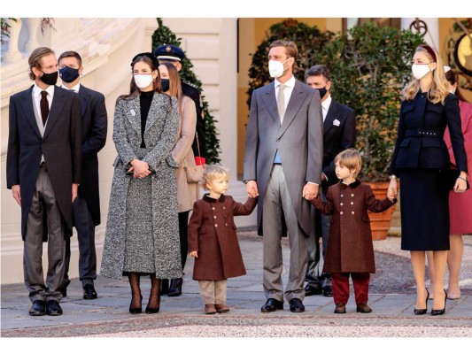 Andrea Casiraghi y su esposa Tatiana Santo Domingo con Pierre Casiraghi, su esposa Beatrice Borromeo y sus hijos Stephano y Francesco (Photo by Valery HACHE / POOL / AFP)