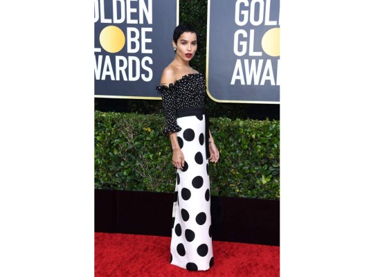 Zoë Kravitz convirtió los polka-dot en un sueño hecho realidad. La actriz combinó este Saint Laurent -en el que destacaba un off-the-shoulder neckline- con un par de aretes fabulosos que quisieramos tener YA