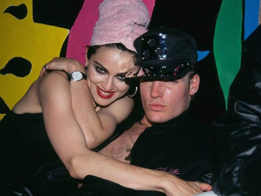 Madonna y Vanilla Ice. La 'Reina del Pop' y el rapero tuvieron una relación de pareja que, según Vanilla Ice, terminó tras la publicación del libro Sex de la cantante. 'Salir con Madonna era excitante. Ella era mayor que yo y una gran amante. Hasta ahora es la persona más grande con la que he estado, así que fue una experiencia, pero terminé con ella después de que publicó ese libro'.