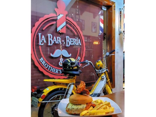 BURGER SALSA. Lo que comenzó como un restaurante informal en el garage de una casa, rápidamente se convirtió en referente de excelentes y muy creativas hamburguesas y platillos afines. Esto debido al esfuerzo y trabajo impecable de toda una familia salvadoreña que se esmera por entregar un producto muy bien ejecutado. Disfrútalas en las instalaciones de La Bar-Bería Brother’s & Men’s Club. Sin duda la mejor elección para quitarte el antojo de una hamburguesa de verdad. Col. Lomas del Guijarro, adelante del Ministerio Público. Entre circle K y Farmacia Kielsa.<br/>