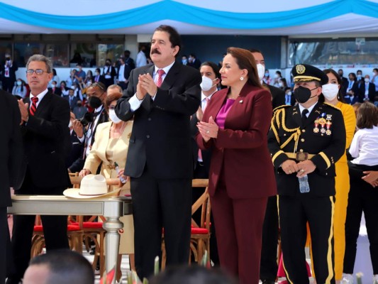 Xiomara Castro y su esposo, Mel Zelaya presiden la nueva primera familia presidencial de Honduras. Sus hijos Zoe, Héctor Manuel, Xiomara Hortensia y José Manuel Zelaya Castro protagonizaron también la históica ceremonia oficiada en el Estadio Nacional en Tegucigalpa