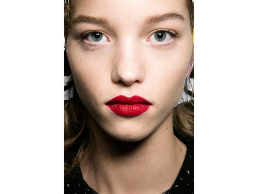 Rojo rubí es un eterno ganador. Dibuja bien tus labios y aumenta su efecto wow con maquillaje minimalista en el resto del rostro.