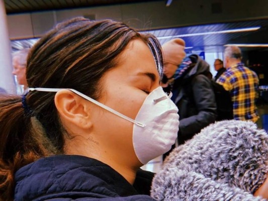 Tras su viaje a Chicago, Selena Gómez compartió algunas fotografías de su aventura junto a su madre y en una de ellas se puede observar a la cantante tomando precaución en el aeropuerto, en la imagen se puede ver que la joven porta una mascarilla para evitar un posible contagio.