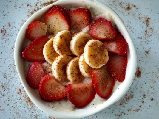 Fruta con Canela. Un plato de fruta cortada en trozos con canela en polvo o chocolate amargo rallado es una merienda equilibrada y muy deliciosa.