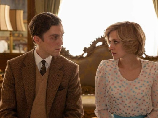 La película cuenta con un extraordinario cast liderado por Kristen Stewart, quien interpreta a la princesa Diana. Además, podremos ver a Jack Farthing como el príncipe Carlos y a Stella Gonet como la reina Isabel.