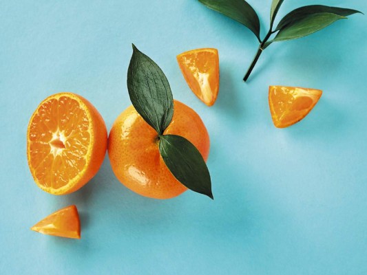 ¿El consumo de qué tipo de alimentos debe incrementarse como parte de la inmunonutrición? La experta recomienda el aumento de cítricos con alto contenido de vitamina C (tomate, limón, naranja, toronja, etcétera). Para la activación de la vitamina D lo ideal es exposición al sol por unos 30 minutos al día. El zinc y el selenio, ambos antioxidantes, mejoran el sistema inmune. Su deficiencia es rara, se encuentran en carnes, espinacas, mostaza, huevo, productos integrales o fibras, entre otros. <br/>