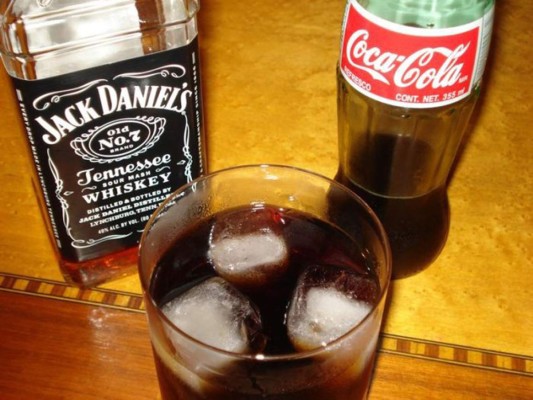 El Whiscola se prepara con un vaso de hielo, se sirve 1/3 partes de whisky, completar con una gaseosa y revolver. Listo para tomar.