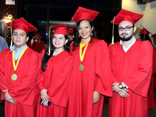 UTH Florida University gradua tercera promoción