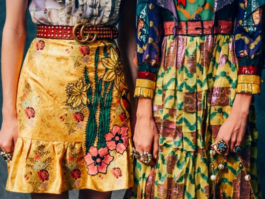 Mini skirts de vuelos o plisadas con flower prints by Gucci