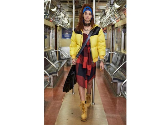 Moschino presentó su colección pre-fall 2020 en un vagón del metro de Nueva York