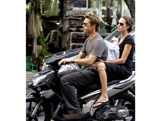 Brad Pitt es un fanático de las motocicletas y parece que este gusto se lo está contagiando a su hijo Pax, el tiene una colección de más de treinta.