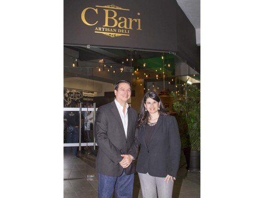 Sergio Fernández y Disereé Aman, anfitriones de la inauguración del restaurante C Bari. Foto: Daniel Madrid