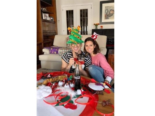 Miguel Ángel Silvestre afirma que después de probarse todos los adornos posibles que uno puede llevar en Navidad , su madre y su hermana han decidido que este año él debería ir de árbol
