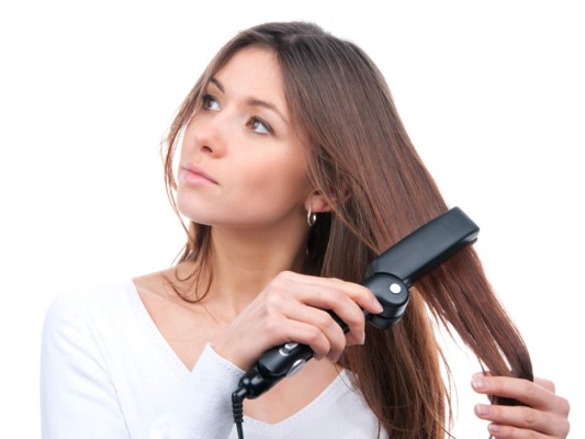 NO ABUSES DE LA PLANCHA Y SECADORA. Todas queremos lucir el cabello liso y perfecto, pero el abuso de la secadora, planchas o tenazas lo daña irremediablemente. Protégelo aplicando un primer que además extienda el efecto del secado.